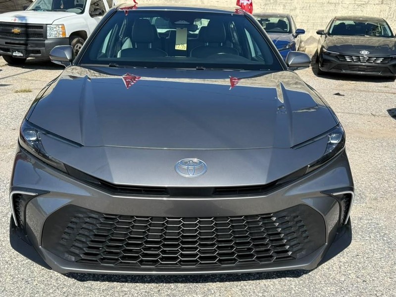 Toyota Camry Vehicle Full-screen Gallery Image 4
