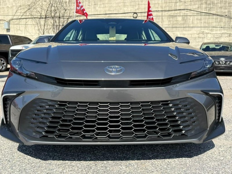 Toyota Camry Vehicle Full-screen Gallery Image 5