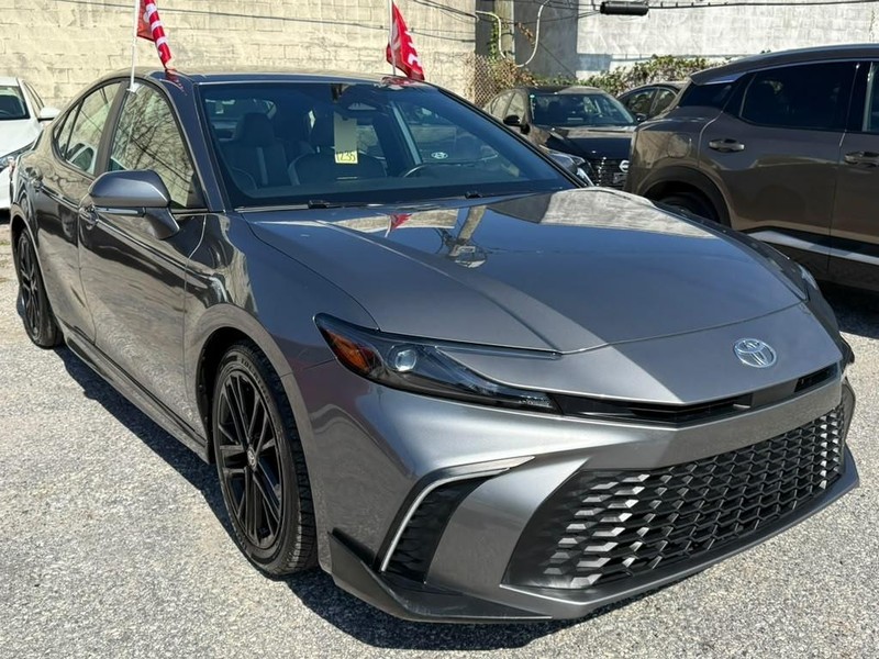 Toyota Camry Vehicle Full-screen Gallery Image 6