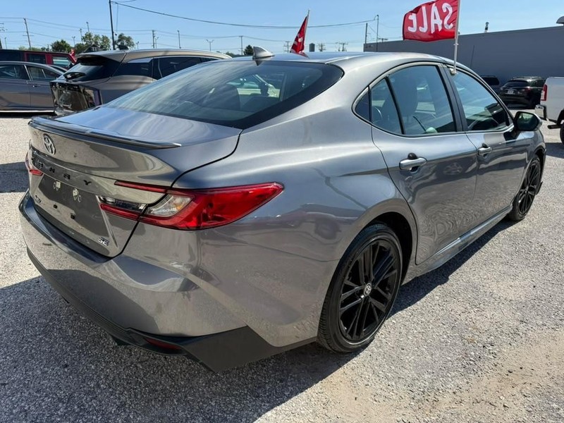 Toyota Camry Vehicle Full-screen Gallery Image 7