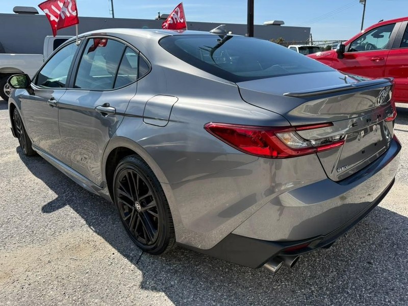 Toyota Camry Vehicle Full-screen Gallery Image 9