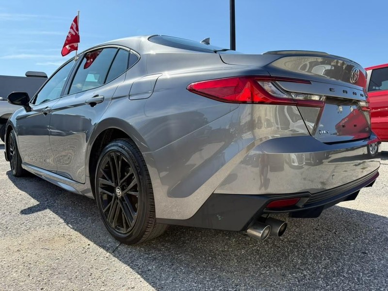 Toyota Camry Vehicle Full-screen Gallery Image 10