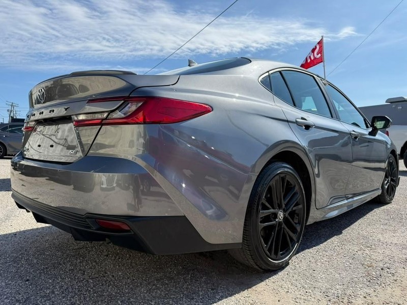Toyota Camry Vehicle Full-screen Gallery Image 11