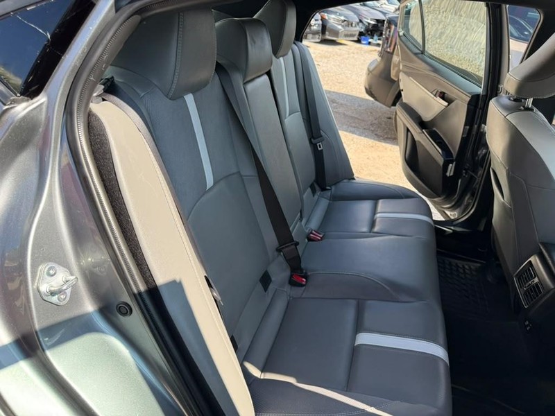 Toyota Camry Vehicle Full-screen Gallery Image 12