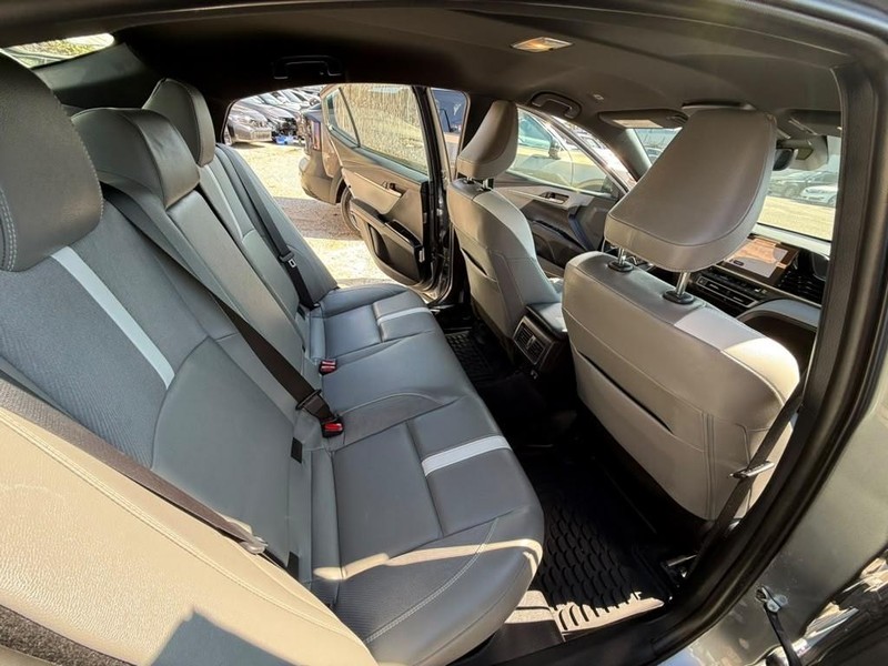Toyota Camry Vehicle Full-screen Gallery Image 13