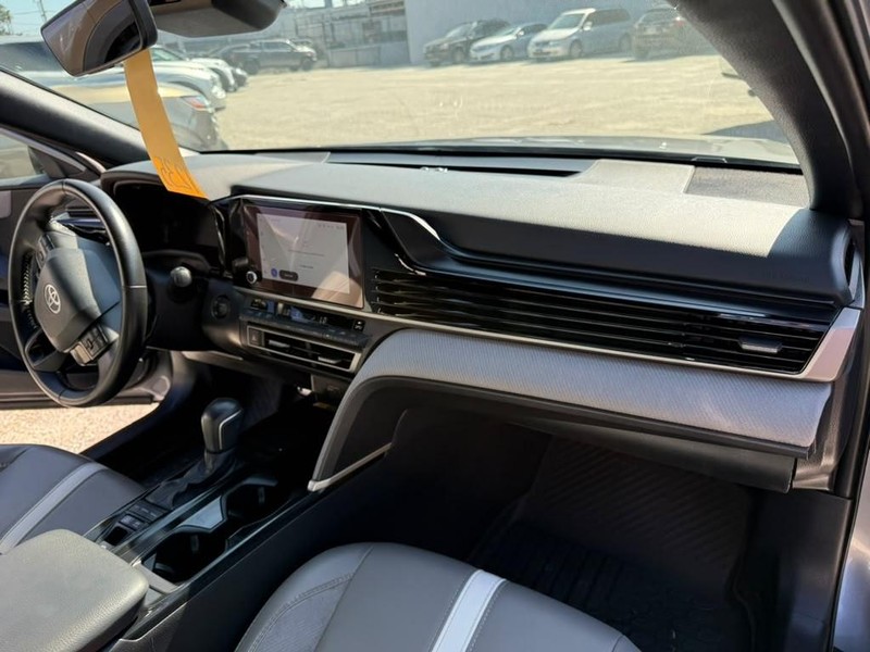 Toyota Camry Vehicle Full-screen Gallery Image 14