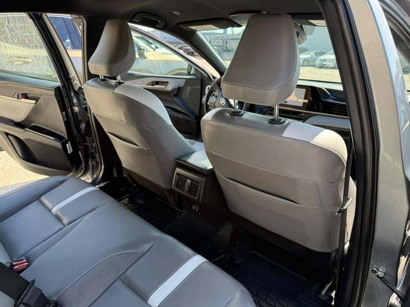 Toyota Camry Vehicle Full-screen Gallery Image 16