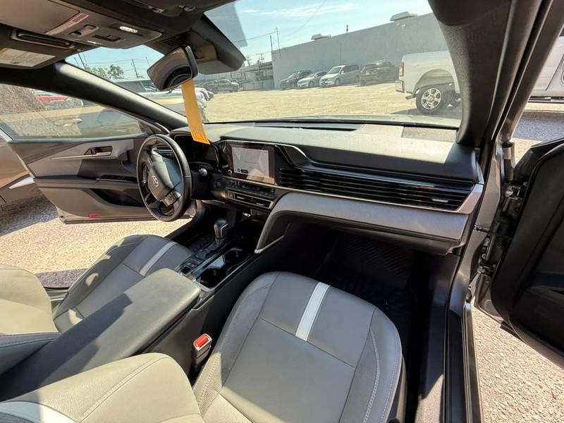 Toyota Camry Vehicle Full-screen Gallery Image 17