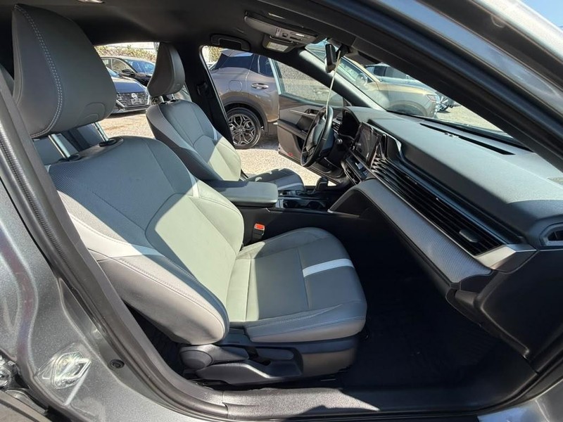Toyota Camry Vehicle Full-screen Gallery Image 18