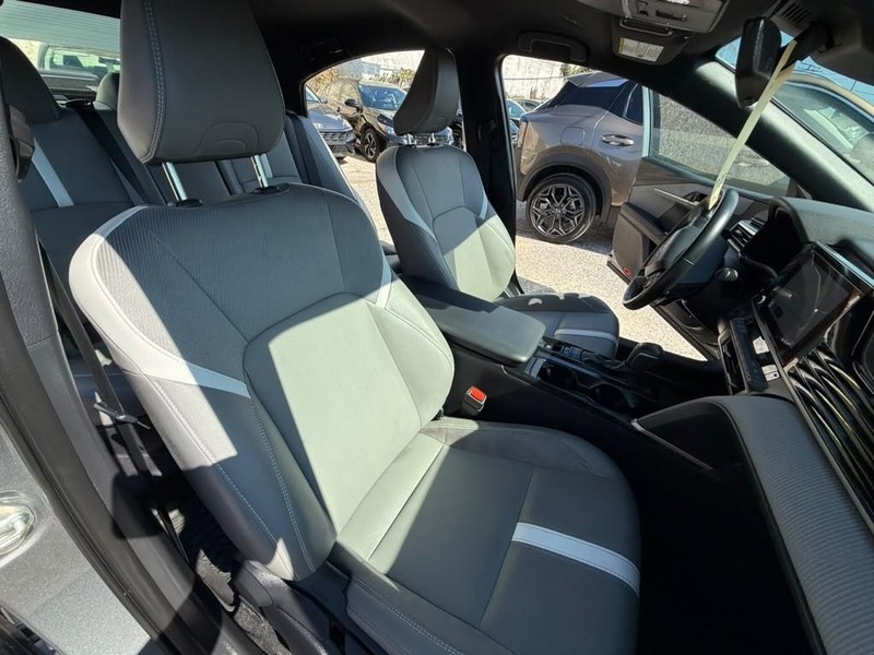 Toyota Camry Vehicle Full-screen Gallery Image 19