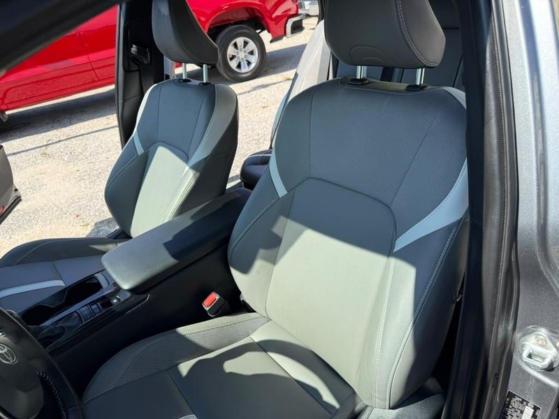 Toyota Camry Vehicle Full-screen Gallery Image 20