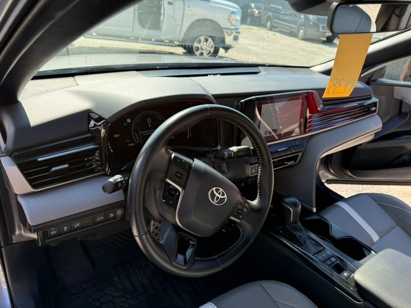 Toyota Camry Vehicle Full-screen Gallery Image 21
