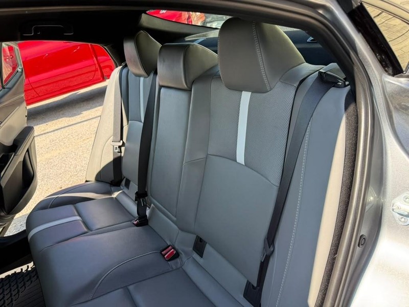 Toyota Camry Vehicle Full-screen Gallery Image 22