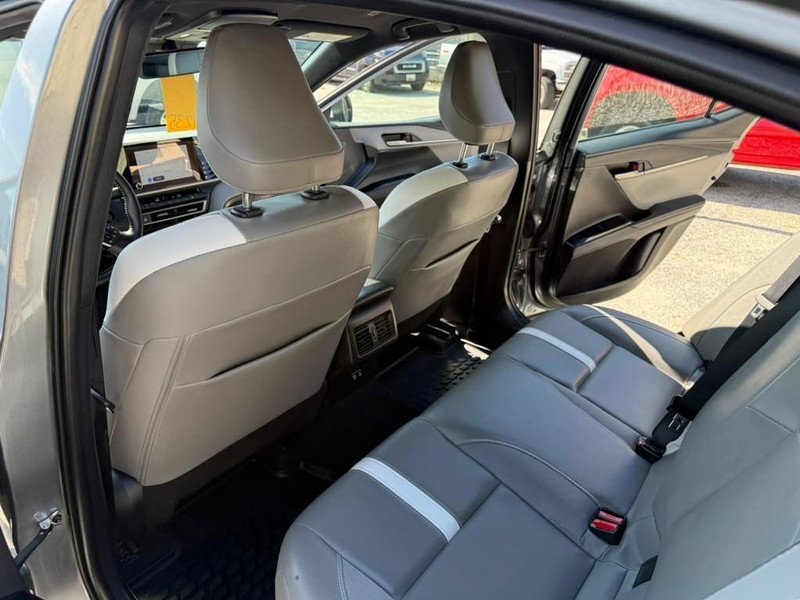 Toyota Camry Vehicle Full-screen Gallery Image 23
