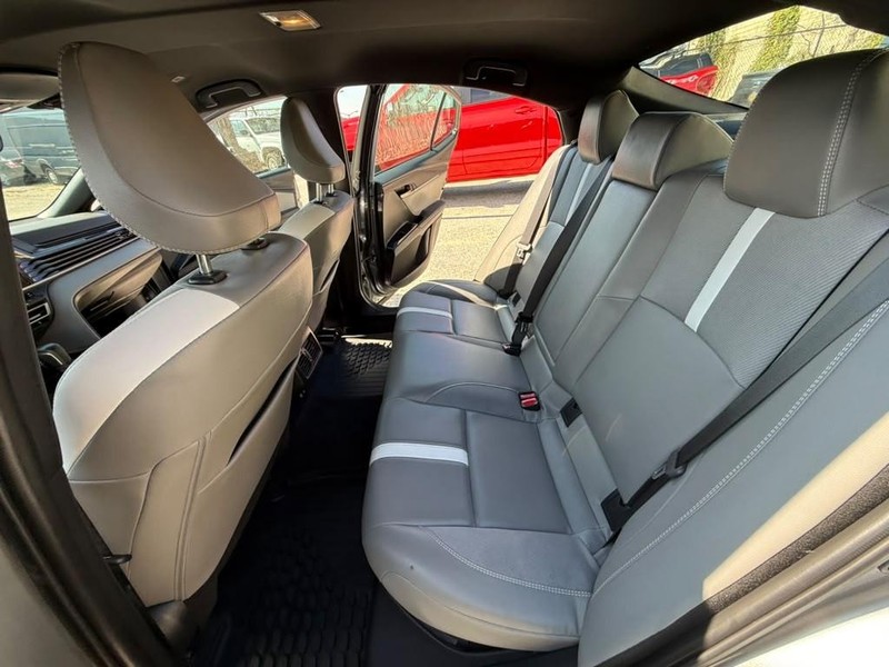 Toyota Camry Vehicle Full-screen Gallery Image 24