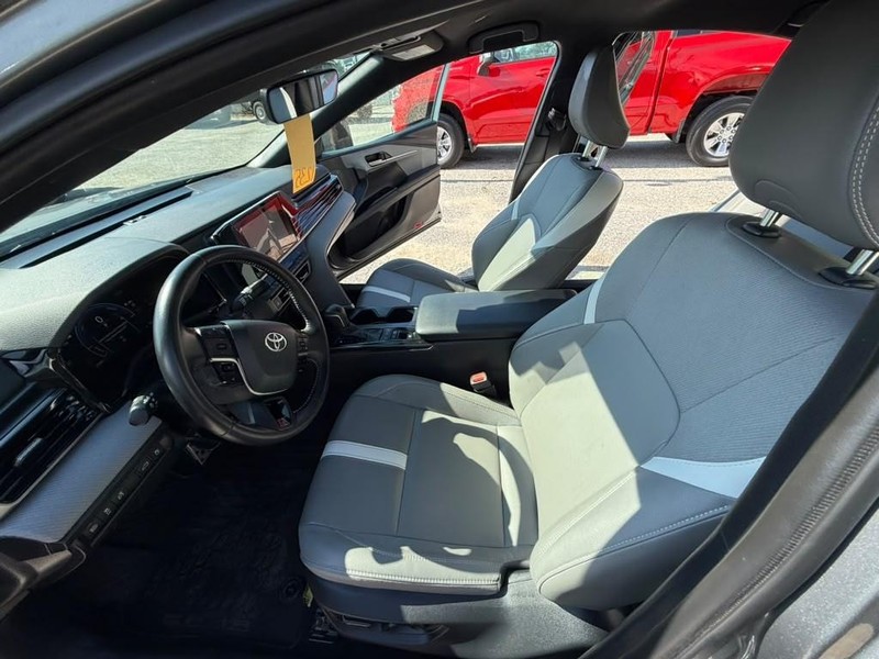 Toyota Camry Vehicle Full-screen Gallery Image 25