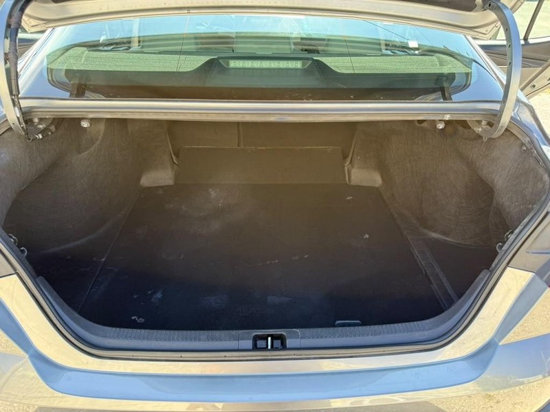 Toyota Camry Vehicle Full-screen Gallery Image 26