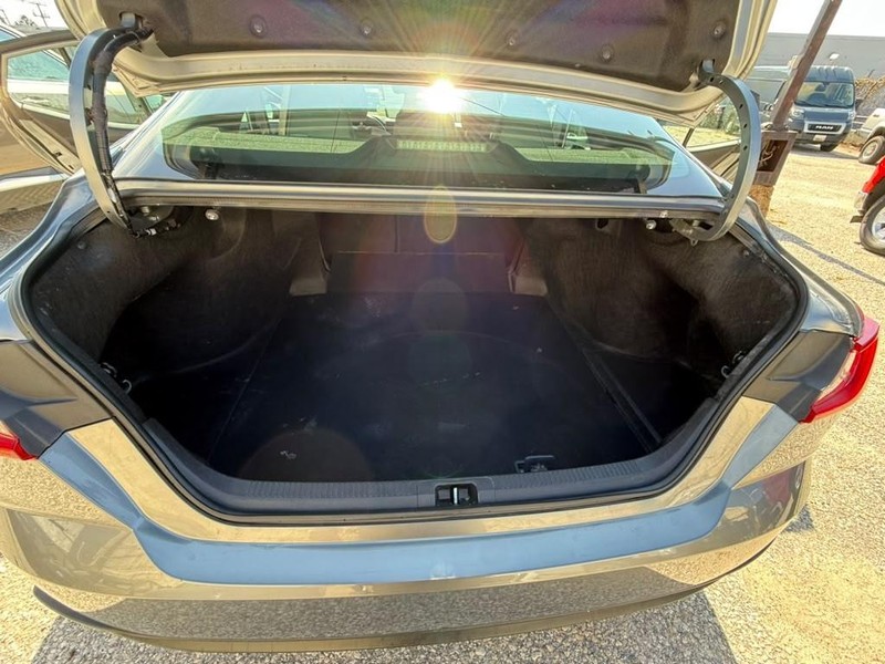 Toyota Camry Vehicle Full-screen Gallery Image 27