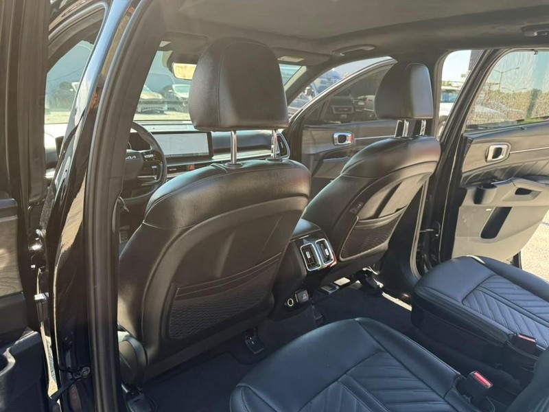 Kia Sorento Vehicle Full-screen Gallery Image 15