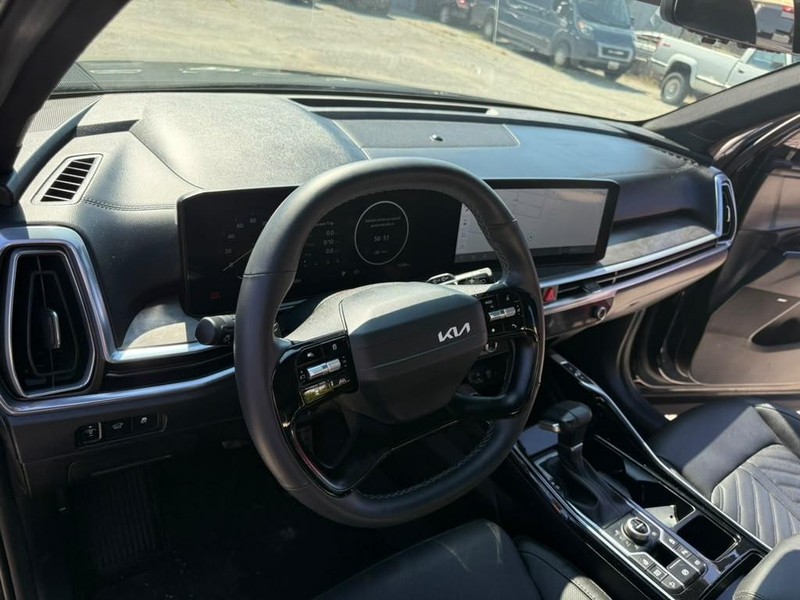 Kia Sorento Vehicle Full-screen Gallery Image 17