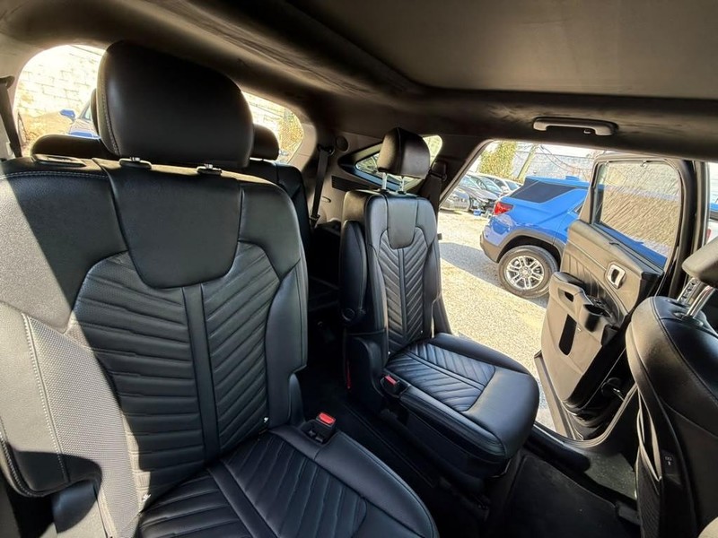Kia Sorento Vehicle Full-screen Gallery Image 23