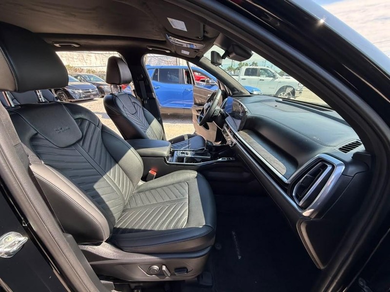 Kia Sorento Vehicle Full-screen Gallery Image 29