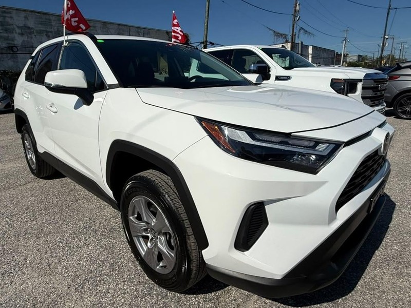 Toyota RAV4 Vehicle Full-screen Gallery Image 2