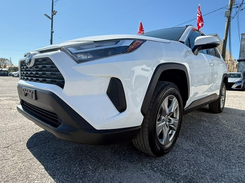 Toyota RAV4 Vehicle Full-screen Gallery Image 3
