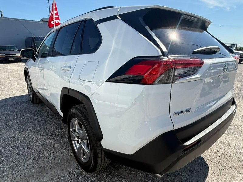 Toyota RAV4 Vehicle Full-screen Gallery Image 4