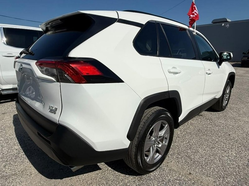 Toyota RAV4 Vehicle Full-screen Gallery Image 6