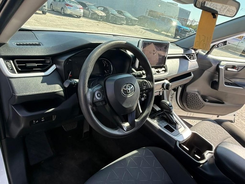 Toyota RAV4 Vehicle Full-screen Gallery Image 7