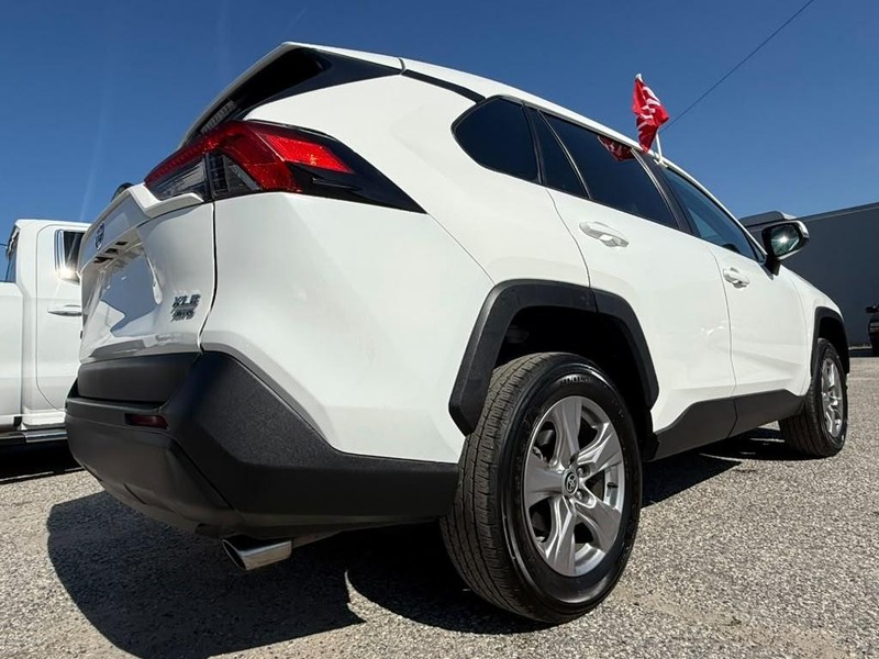 Toyota RAV4 Vehicle Full-screen Gallery Image 9