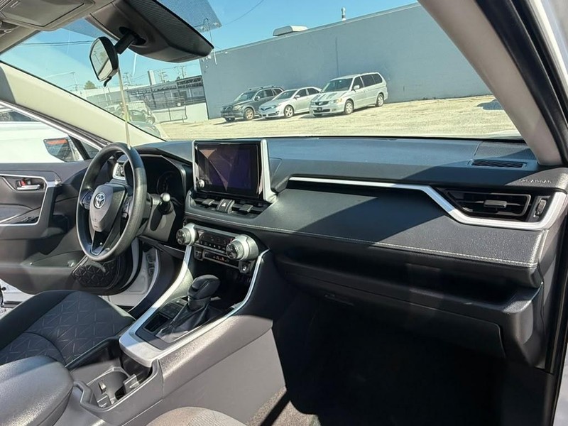 Toyota RAV4 Vehicle Full-screen Gallery Image 10