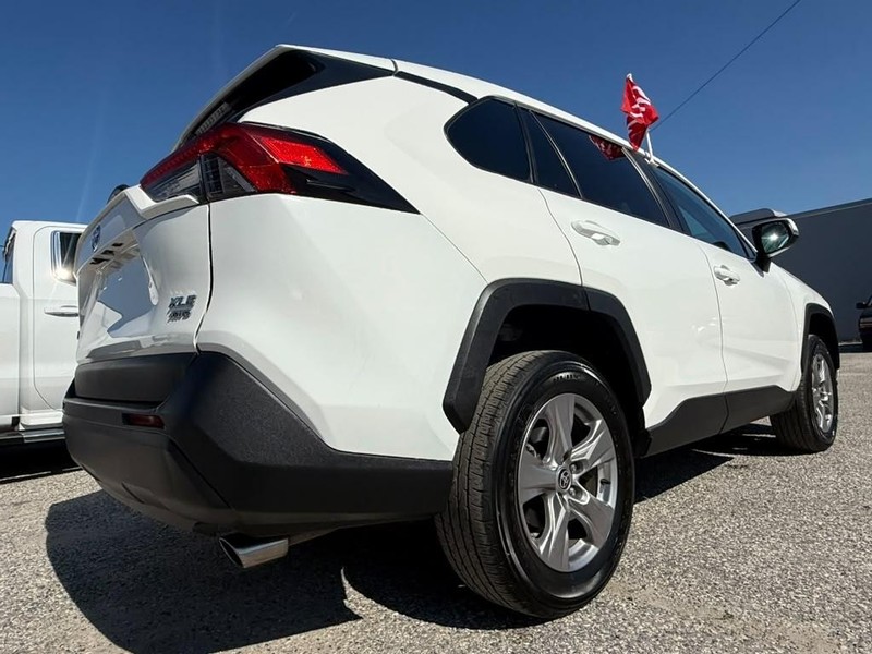 Toyota RAV4 Vehicle Full-screen Gallery Image 11