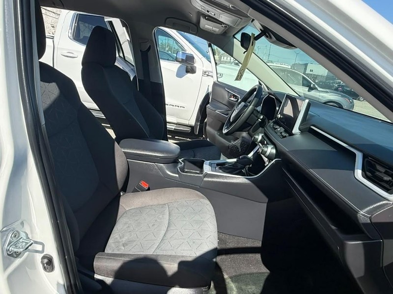 Toyota RAV4 Vehicle Full-screen Gallery Image 12