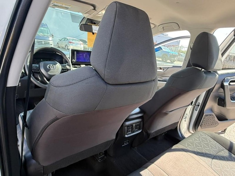 Toyota RAV4 Vehicle Full-screen Gallery Image 14