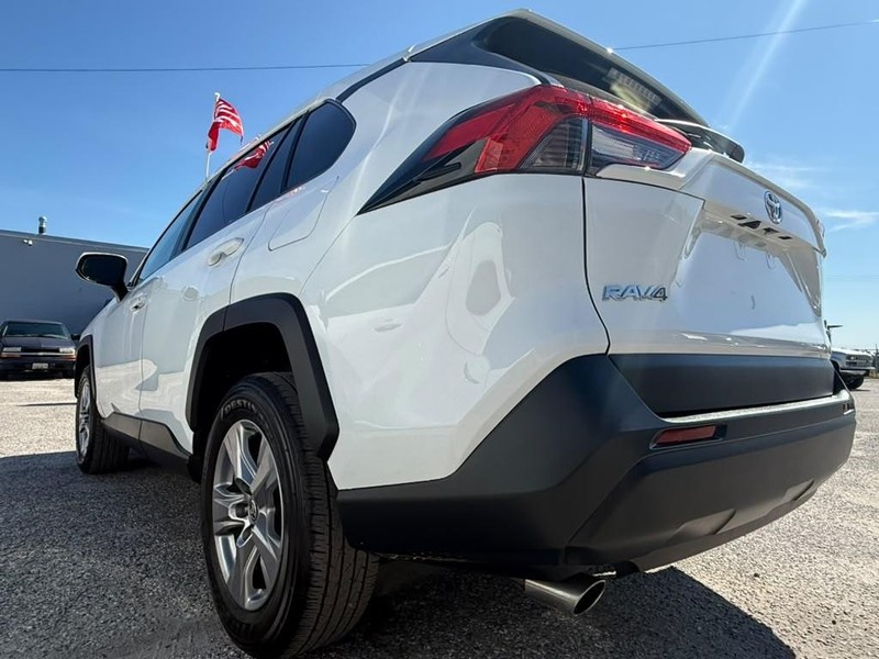 Toyota RAV4 Vehicle Full-screen Gallery Image 15
