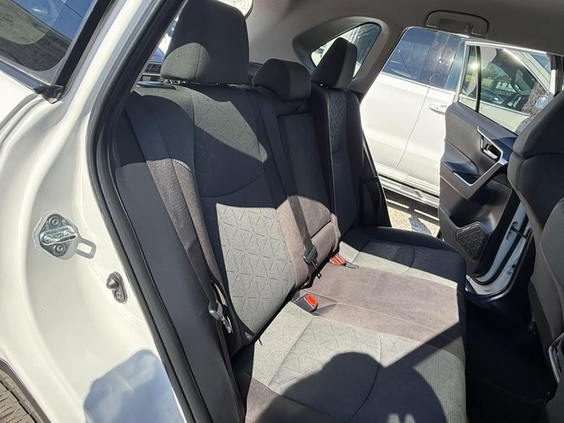 Toyota RAV4 Vehicle Full-screen Gallery Image 16