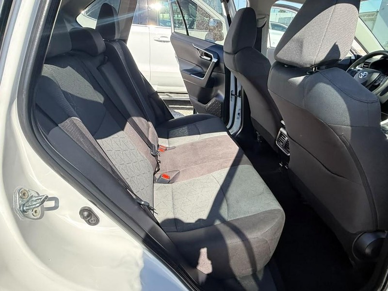 Toyota RAV4 Vehicle Full-screen Gallery Image 17