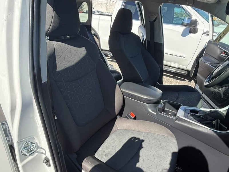 Toyota RAV4 Vehicle Full-screen Gallery Image 18