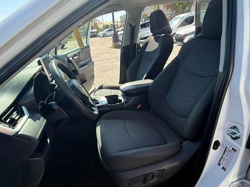 Toyota RAV4 Vehicle Full-screen Gallery Image 19
