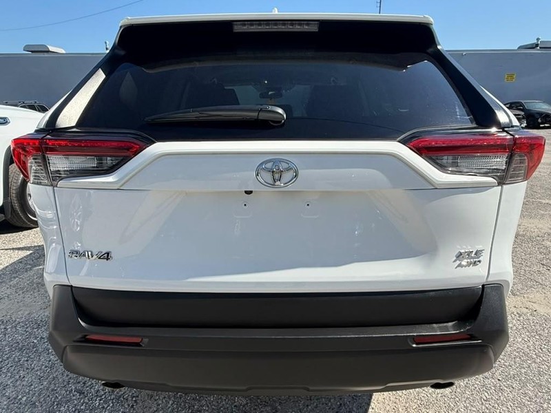 Toyota RAV4 Vehicle Full-screen Gallery Image 20