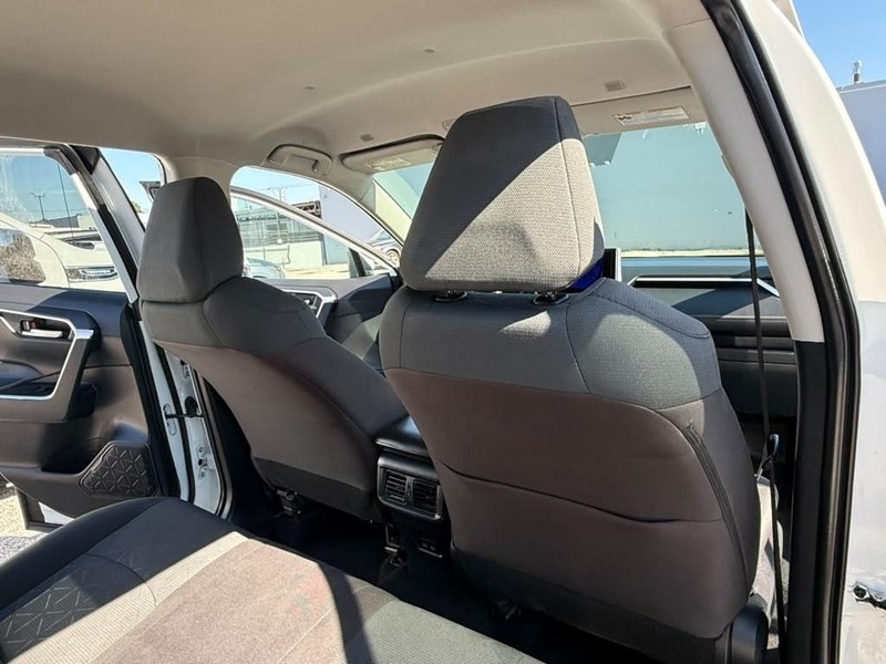Toyota RAV4 Vehicle Full-screen Gallery Image 21