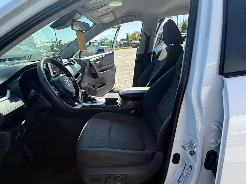 Toyota RAV4 Vehicle Full-screen Gallery Image 22