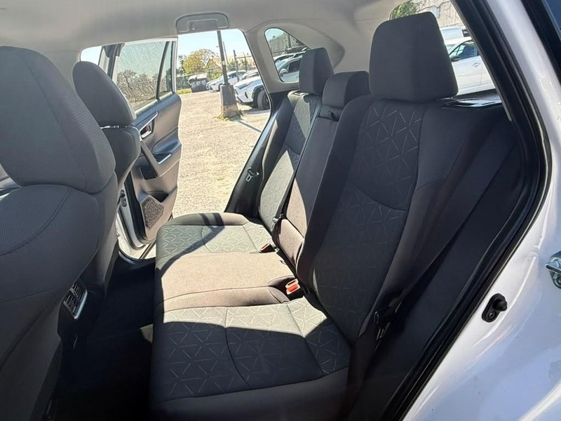 Toyota RAV4 Vehicle Full-screen Gallery Image 23