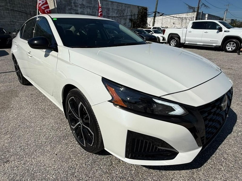 Nissan Altima Vehicle Full-screen Gallery Image 2