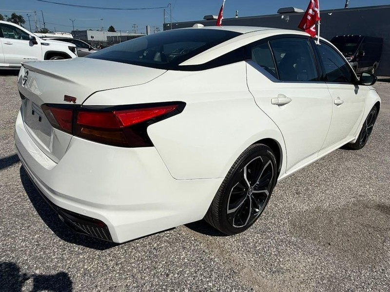 Nissan Altima Vehicle Full-screen Gallery Image 3