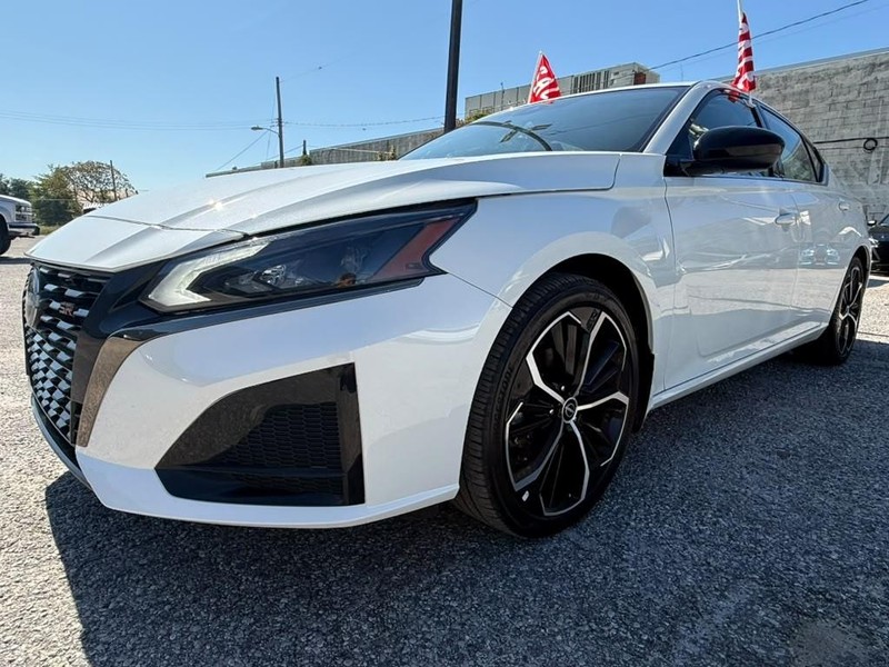 Nissan Altima Vehicle Full-screen Gallery Image 4