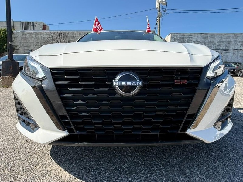 Nissan Altima Vehicle Full-screen Gallery Image 5