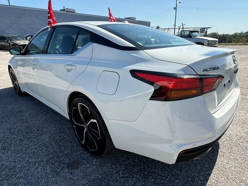 Nissan Altima Vehicle Full-screen Gallery Image 6